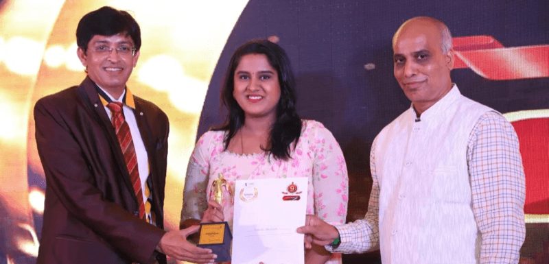 Maalica Ravikumar receiving award